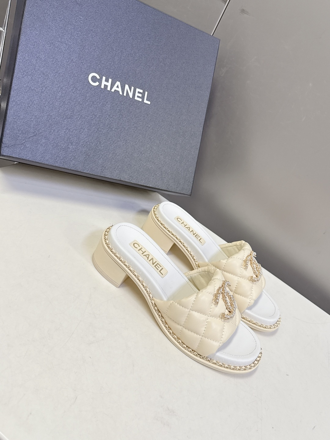 CHANEL香奈儿春夏最新款菱格纹水钻双C粗跟凉拖超多明星网红种草 鞋面采用经典菱格绗缝工艺，是香奈儿的