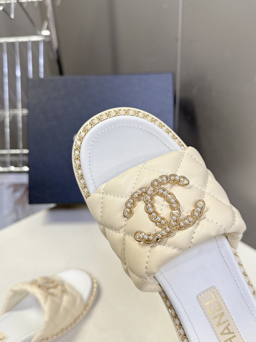 CHANEL香奈儿春夏最新款菱格纹水钻双C粗跟凉拖超多明星网红种草 鞋面采用经典菱格绗缝工艺，是香奈儿的