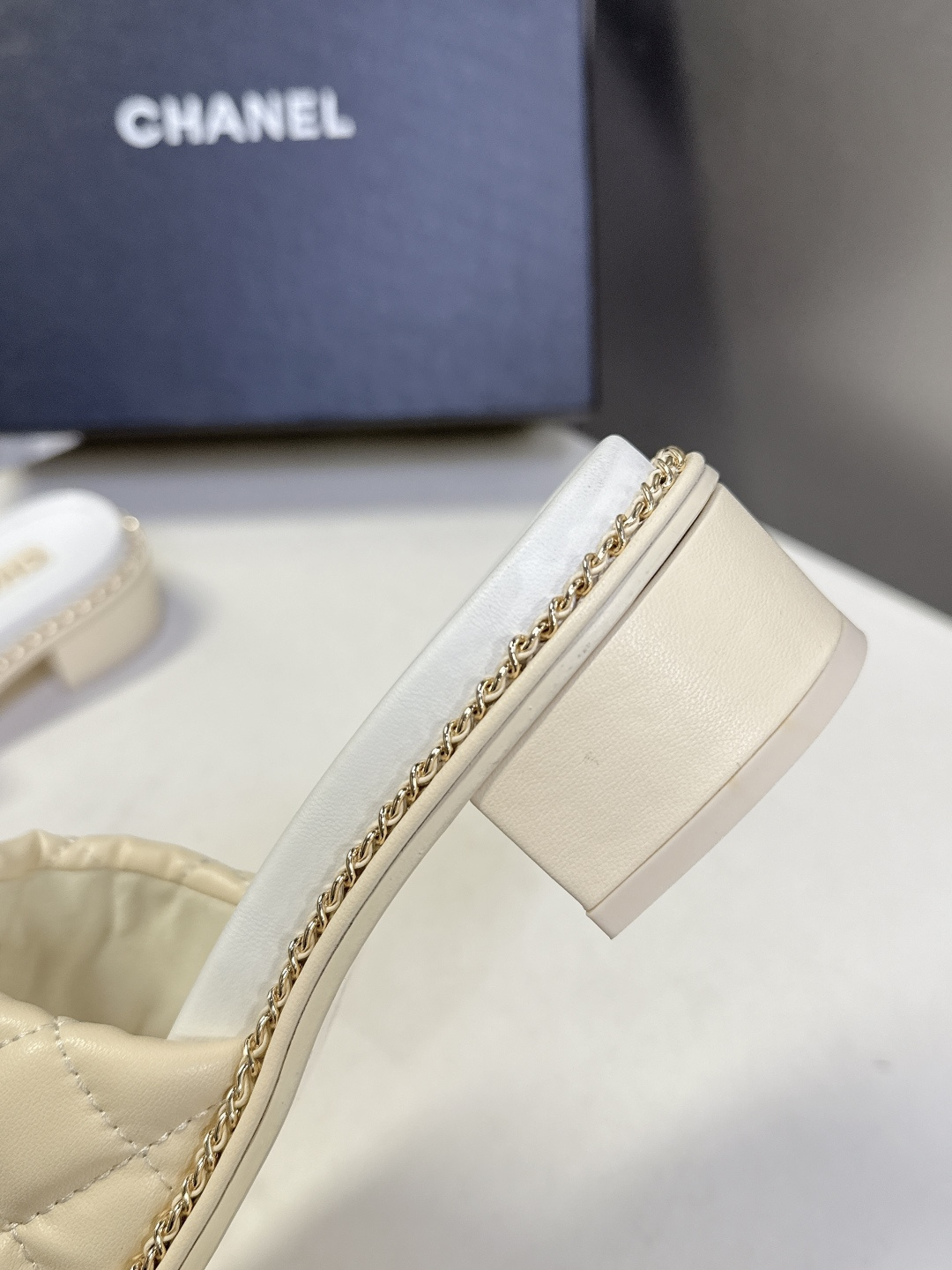 CHANEL香奈儿春夏最新款菱格纹双C粗跟凉拖超多明星网红种草 鞋面采用经典菱格绗缝工艺，是香奈儿的标志