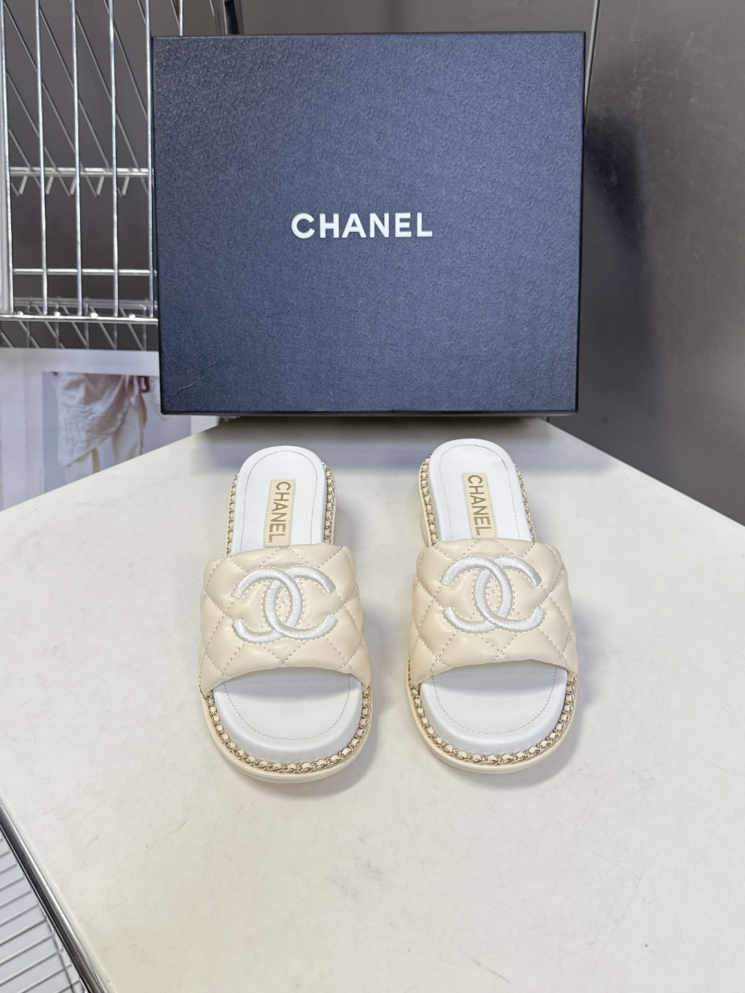 CHANEL香奈儿春夏最新款菱格纹双C粗跟凉拖超多明星网红种草 鞋面采用经典菱格绗缝工艺，是香奈儿的标志