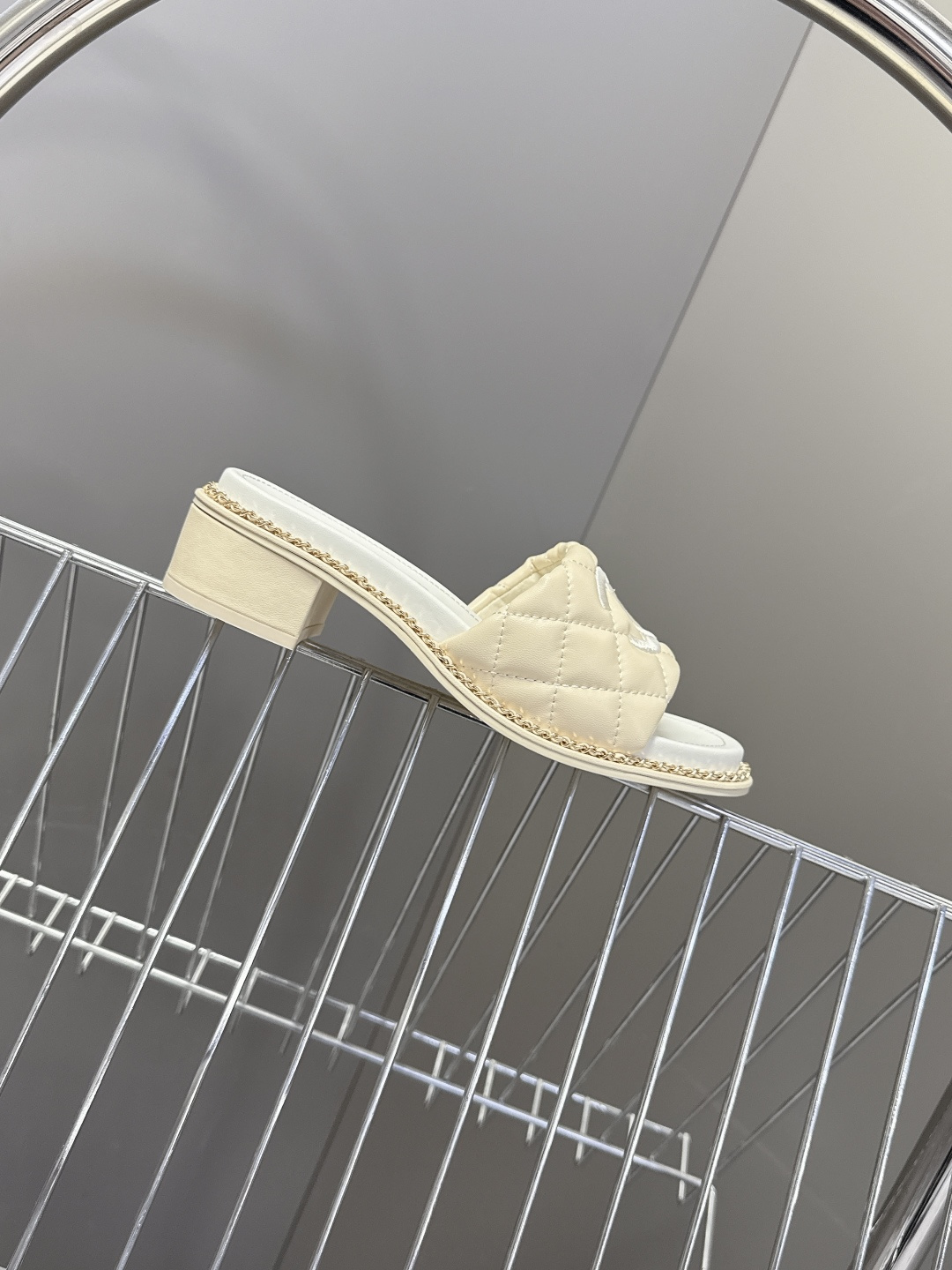 CHANEL香奈儿春夏最新款菱格纹双C粗跟凉拖超多明星网红种草 鞋面采用经典菱格绗缝工艺，是香奈儿的标志