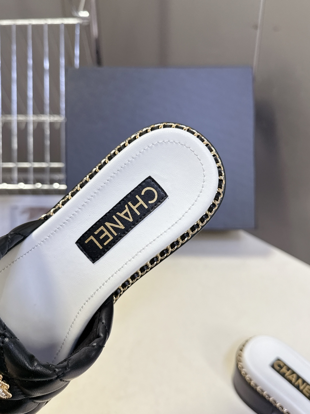 CHANEL香奈儿春夏最新款菱格纹水钻双C粗跟凉拖超多明星网红种草 鞋面采用经典菱格绗缝工艺，是香奈儿的