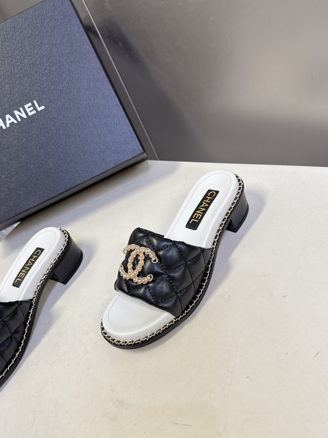 CHANEL香奈儿春夏最新款菱格纹水钻双C粗跟凉拖超多明星网红种草 鞋面采用经典菱格绗缝工艺，是香奈儿的