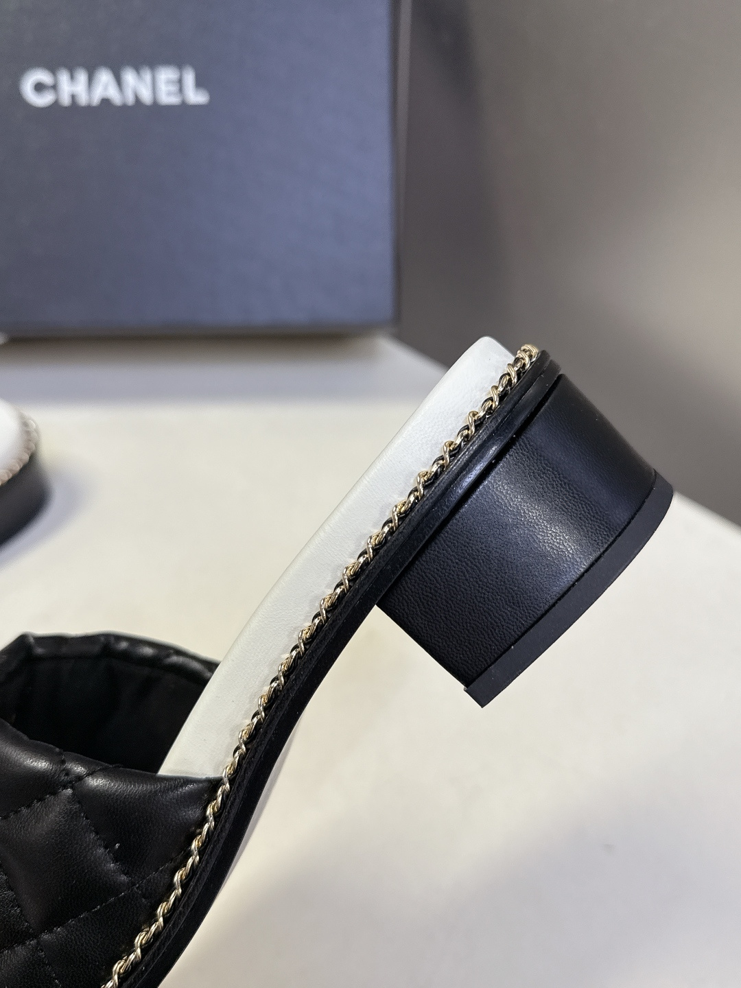 CHANEL香奈儿春夏最新款菱格纹水钻双C粗跟凉拖超多明星网红种草 鞋面采用经典菱格绗缝工艺，是香奈儿的