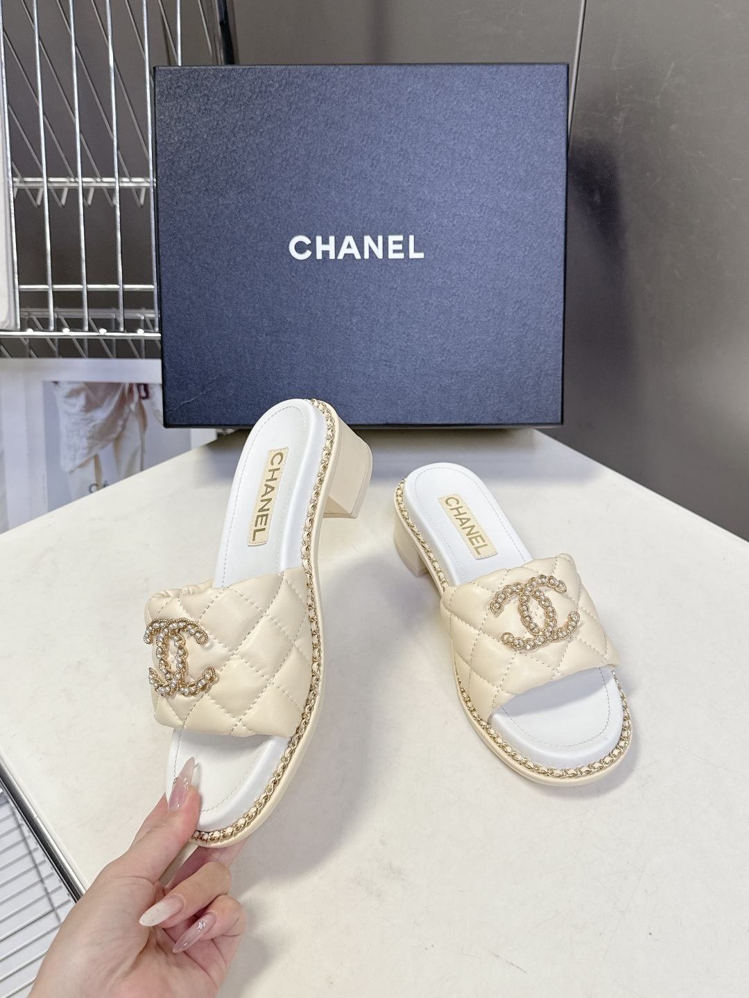 CHANEL香奈儿春夏最新款菱格纹水钻双C粗跟凉拖超多明星网红种草 鞋面采用经典菱格绗缝工艺，是香奈儿的