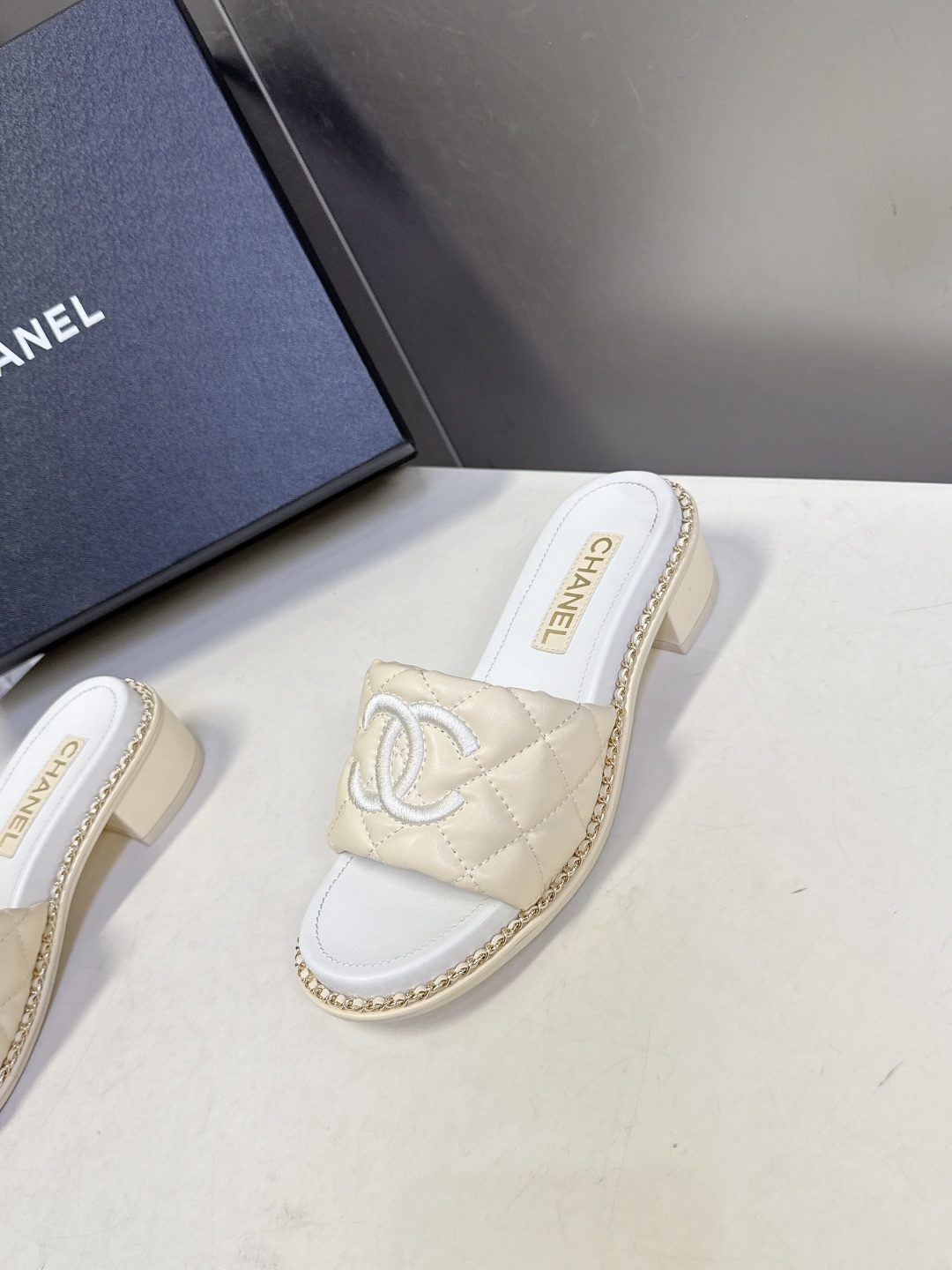 CHANEL香奈儿春夏最新款菱格纹双C粗跟凉拖超多明星网红种草 鞋面采用经典菱格绗缝工艺，是香奈儿的标志