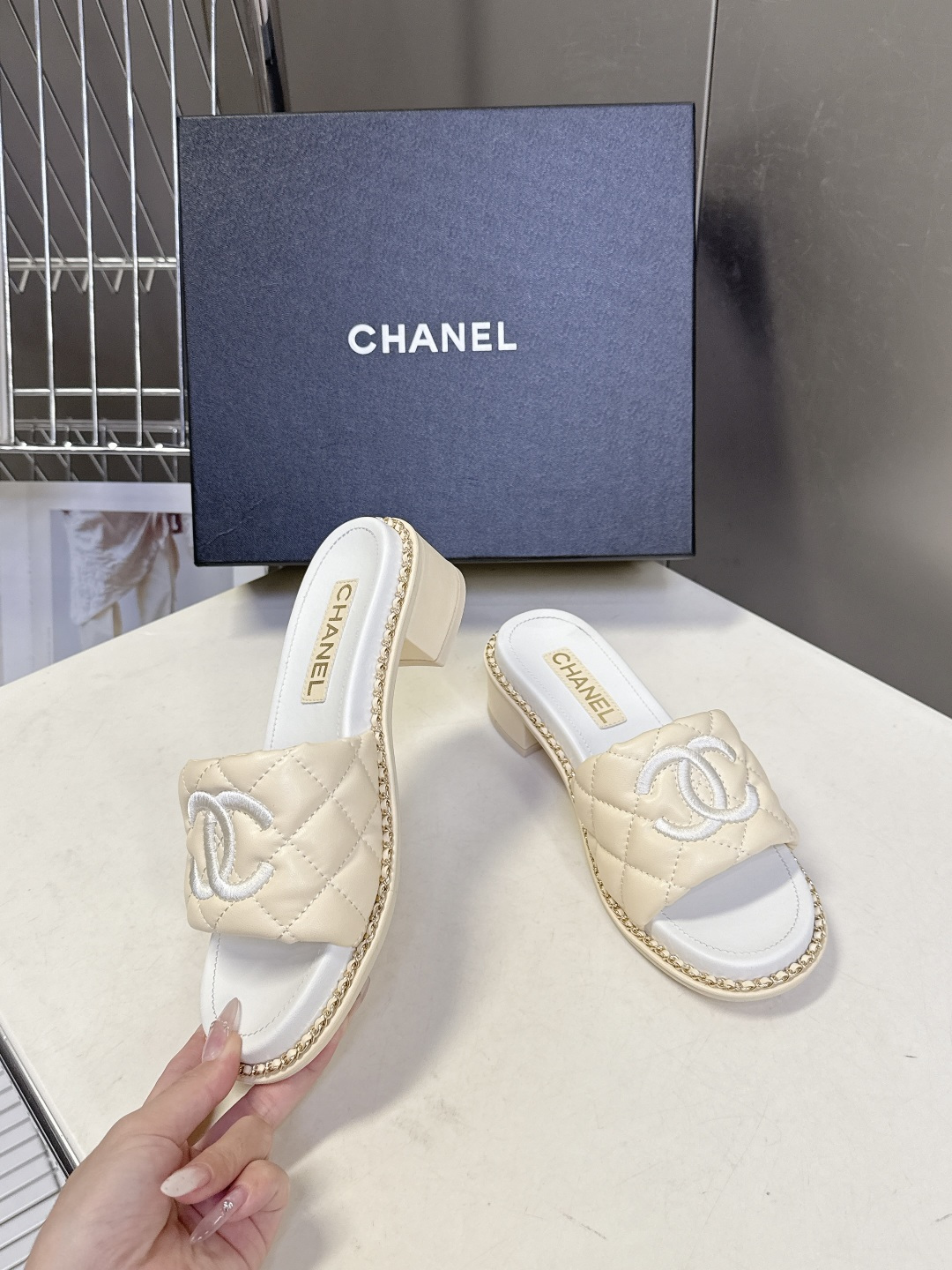 CHANEL香奈儿春夏最新款菱格纹双C粗跟凉拖超多明星网红种草 鞋面采用经典菱格绗缝工艺，是香奈儿的标志