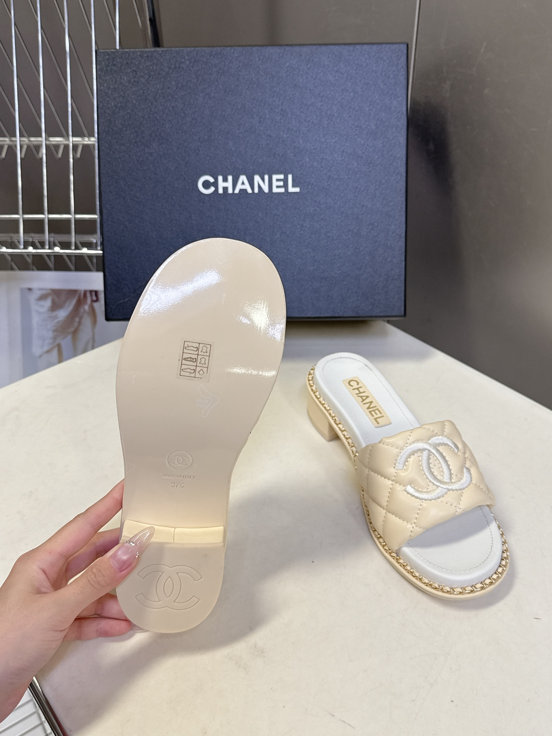 CHANEL香奈儿春夏最新款菱格纹双C粗跟凉拖超多明星网红种草 鞋面采用经典菱格绗缝工艺，是香奈儿的标志