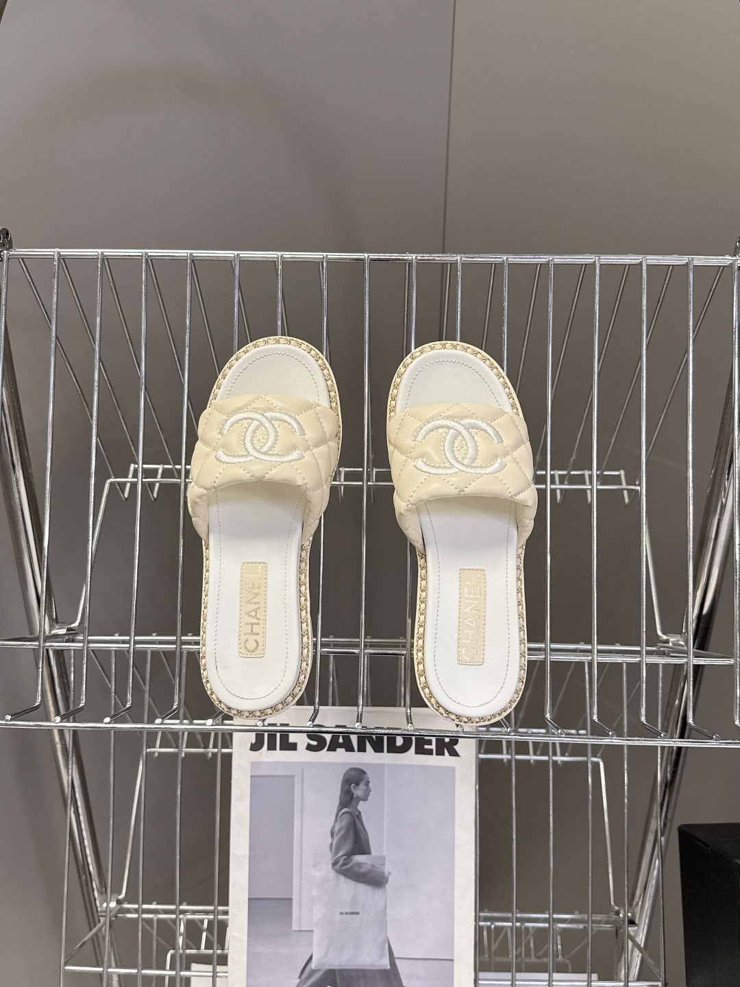 CHANEL香奈儿春夏最新款菱格纹双C粗跟凉拖超多明星网红种草 鞋面采用经典菱格绗缝工艺，是香奈儿的标志