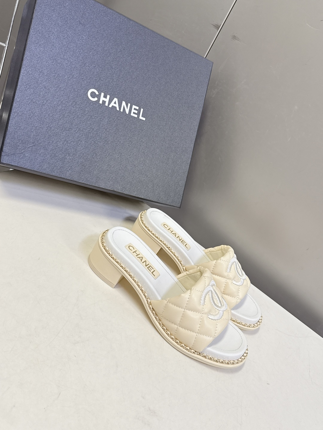 CHANEL香奈儿春夏最新款菱格纹双C粗跟凉拖超多明星网红种草 鞋面采用经典菱格绗缝工艺，是香奈儿的标志