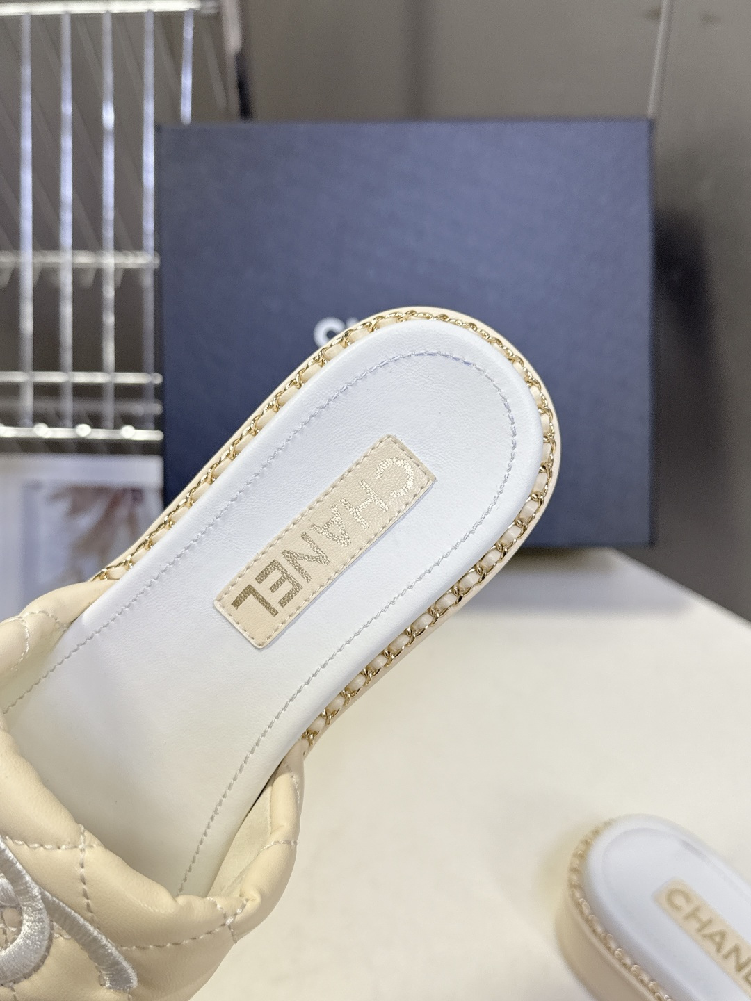 CHANEL香奈儿春夏最新款菱格纹双C粗跟凉拖超多明星网红种草 鞋面采用经典菱格绗缝工艺，是香奈儿的标志