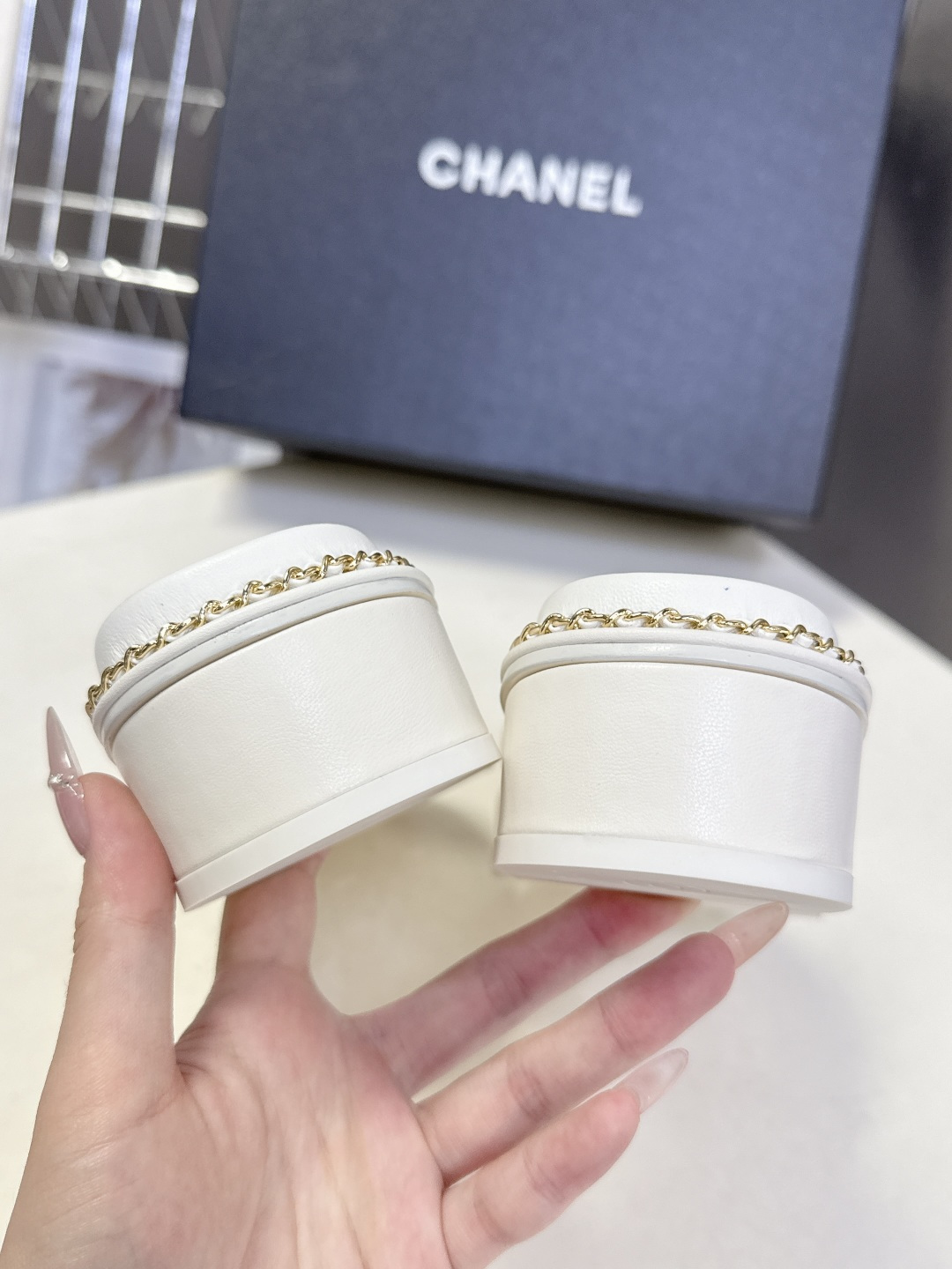 CHANEL香奈儿春夏最新款菱格纹双C粗跟凉拖超多明星网红种草 鞋面采用经典菱格绗缝工艺，是香奈儿的标志