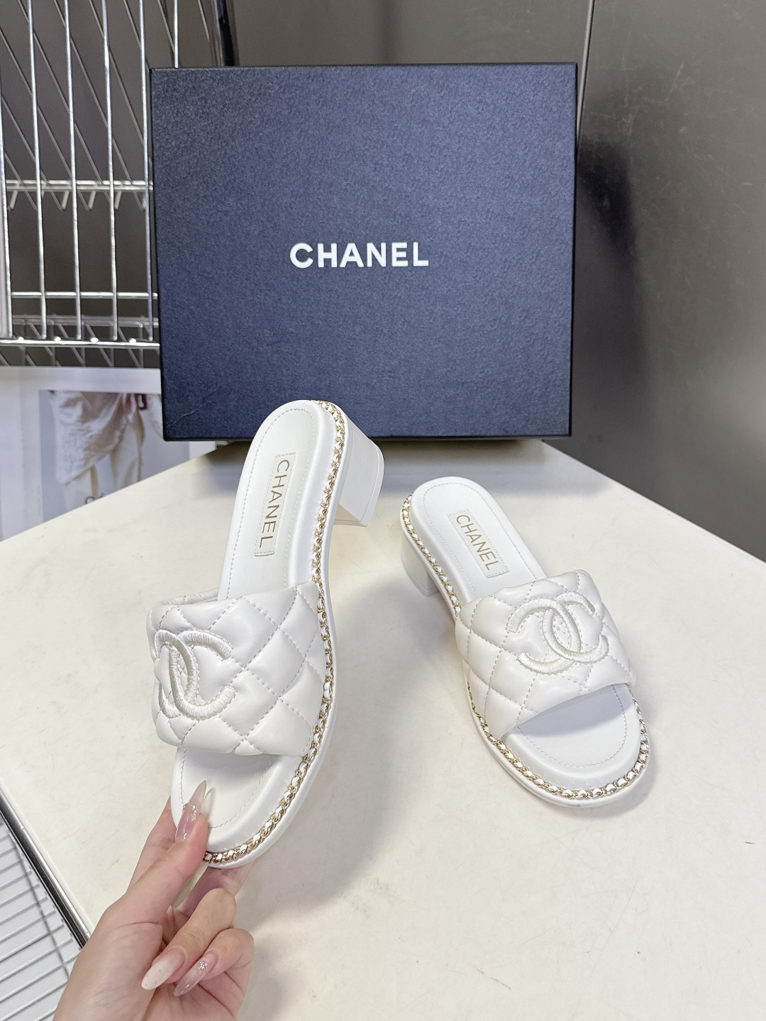 CHANEL香奈儿春夏最新款菱格纹双C粗跟凉拖超多明星网红种草 鞋面采用经典菱格绗缝工艺，是香奈儿的标志