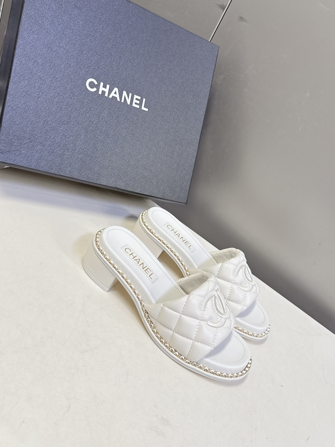 CHANEL香奈儿春夏最新款菱格纹双C粗跟凉拖超多明星网红种草 鞋面采用经典菱格绗缝工艺，是香奈儿的标志