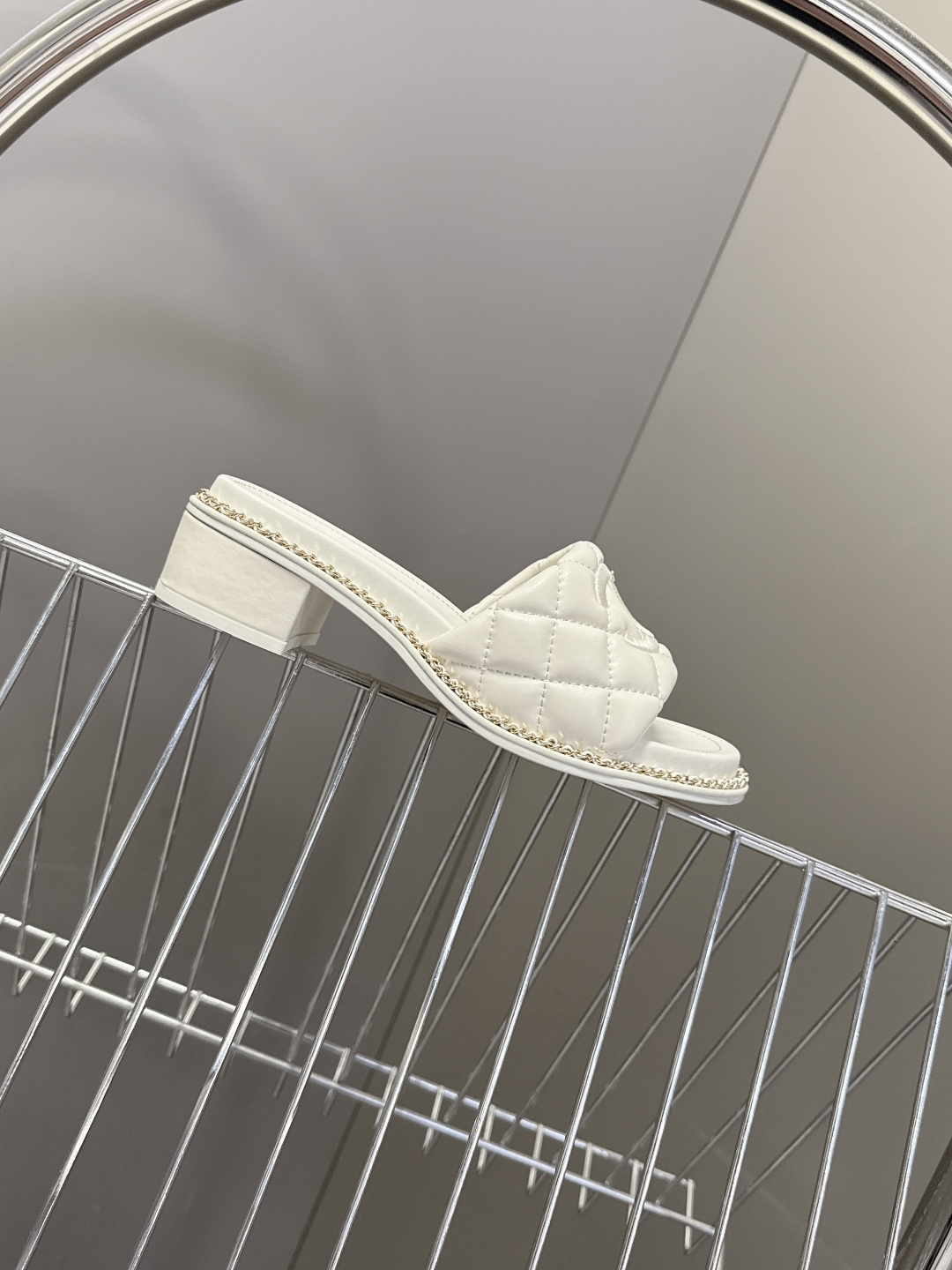 CHANEL香奈儿春夏最新款菱格纹双C粗跟凉拖超多明星网红种草 鞋面采用经典菱格绗缝工艺，是香奈儿的标志