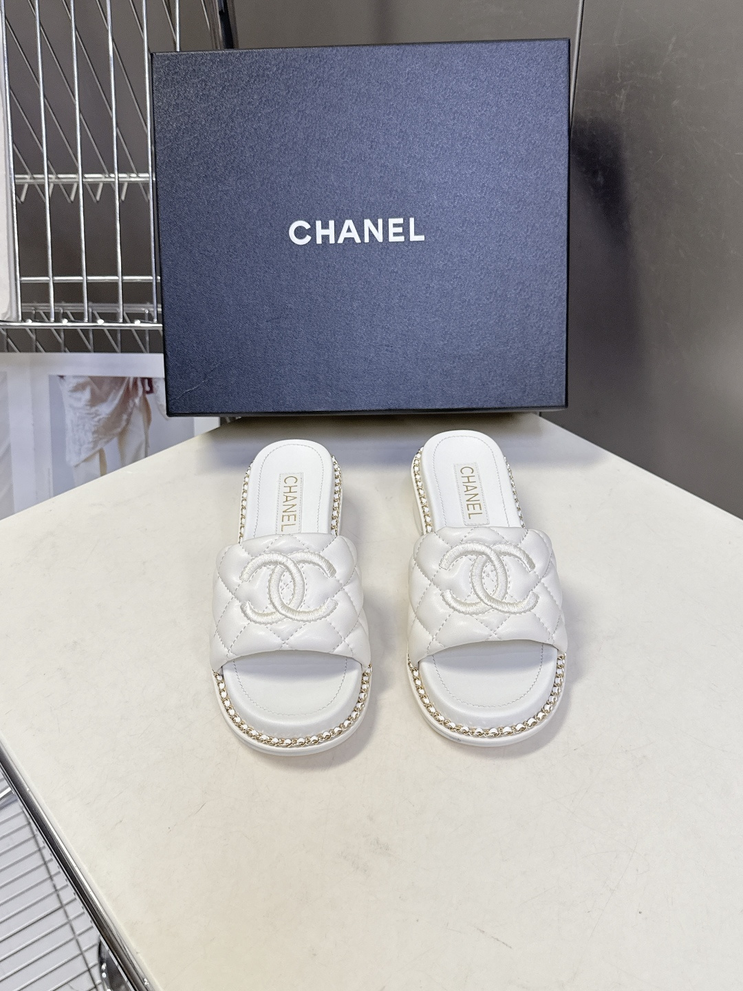 CHANEL香奈儿春夏最新款菱格纹双C粗跟凉拖超多明星网红种草 鞋面采用经典菱格绗缝工艺，是香奈儿的标志