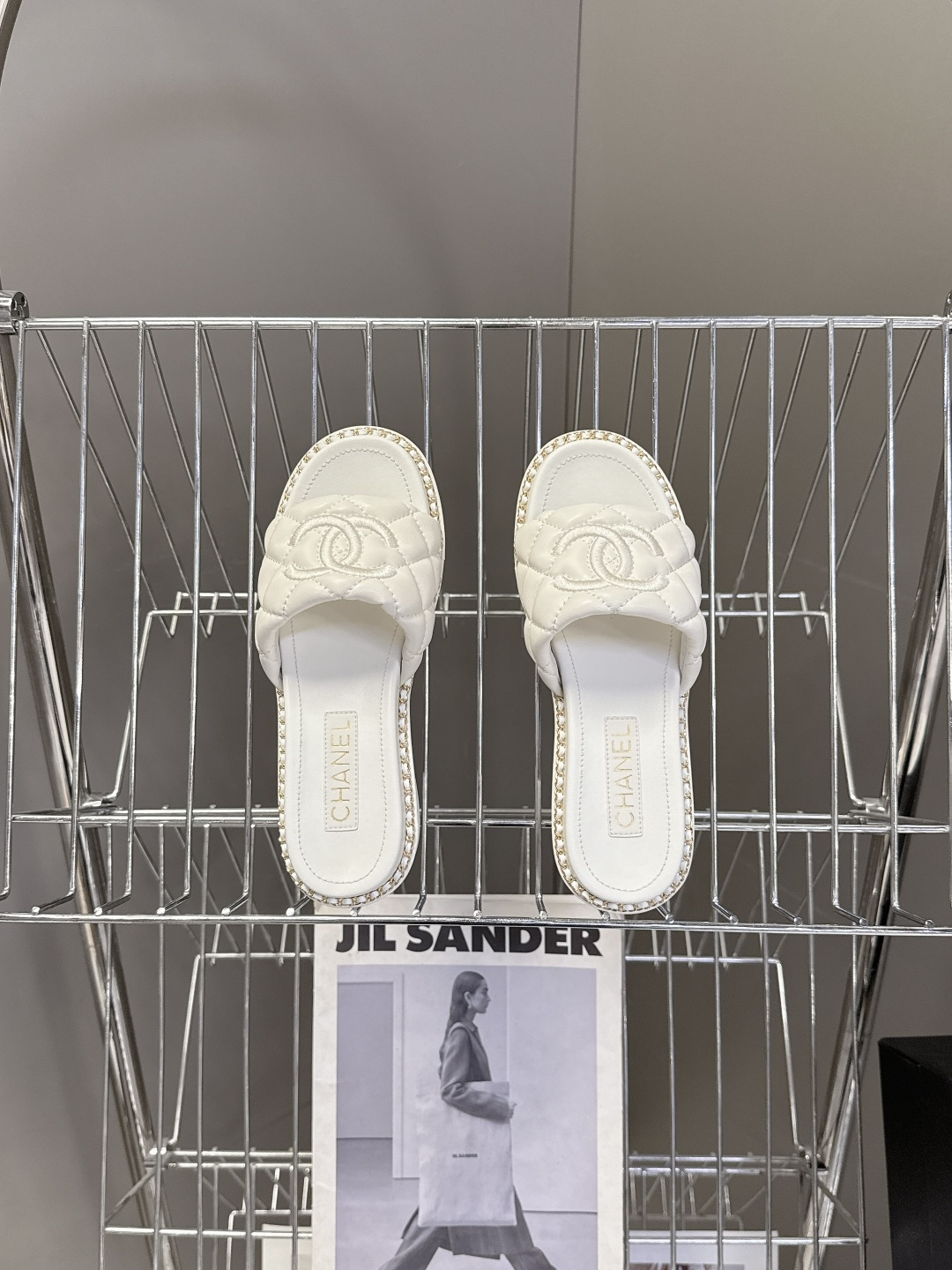 CHANEL香奈儿春夏最新款菱格纹双C粗跟凉拖超多明星网红种草 鞋面采用经典菱格绗缝工艺，是香奈儿的标志