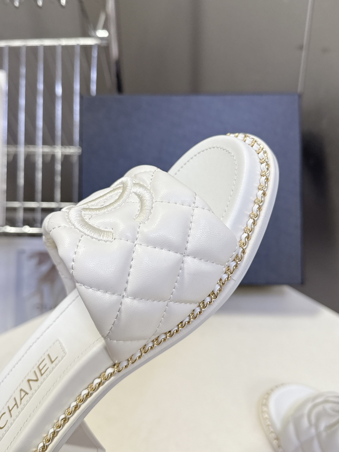 CHANEL香奈儿春夏最新款菱格纹双C粗跟凉拖超多明星网红种草 鞋面采用经典菱格绗缝工艺，是香奈儿的标志