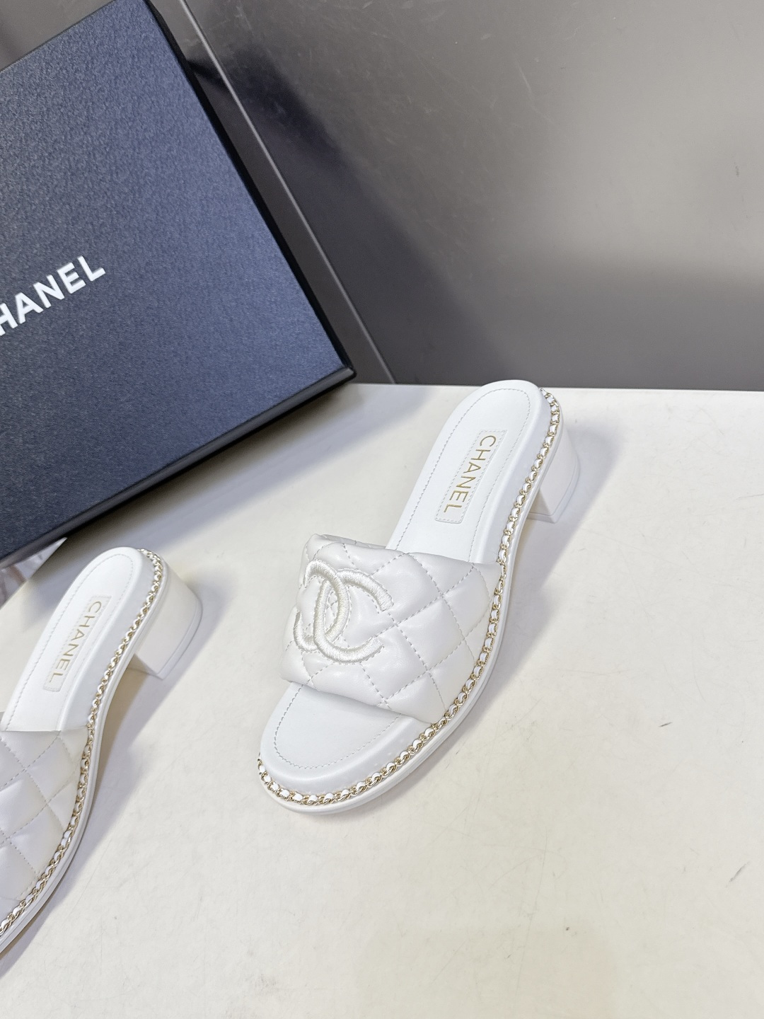 CHANEL香奈儿春夏最新款菱格纹双C粗跟凉拖超多明星网红种草 鞋面采用经典菱格绗缝工艺，是香奈儿的标志