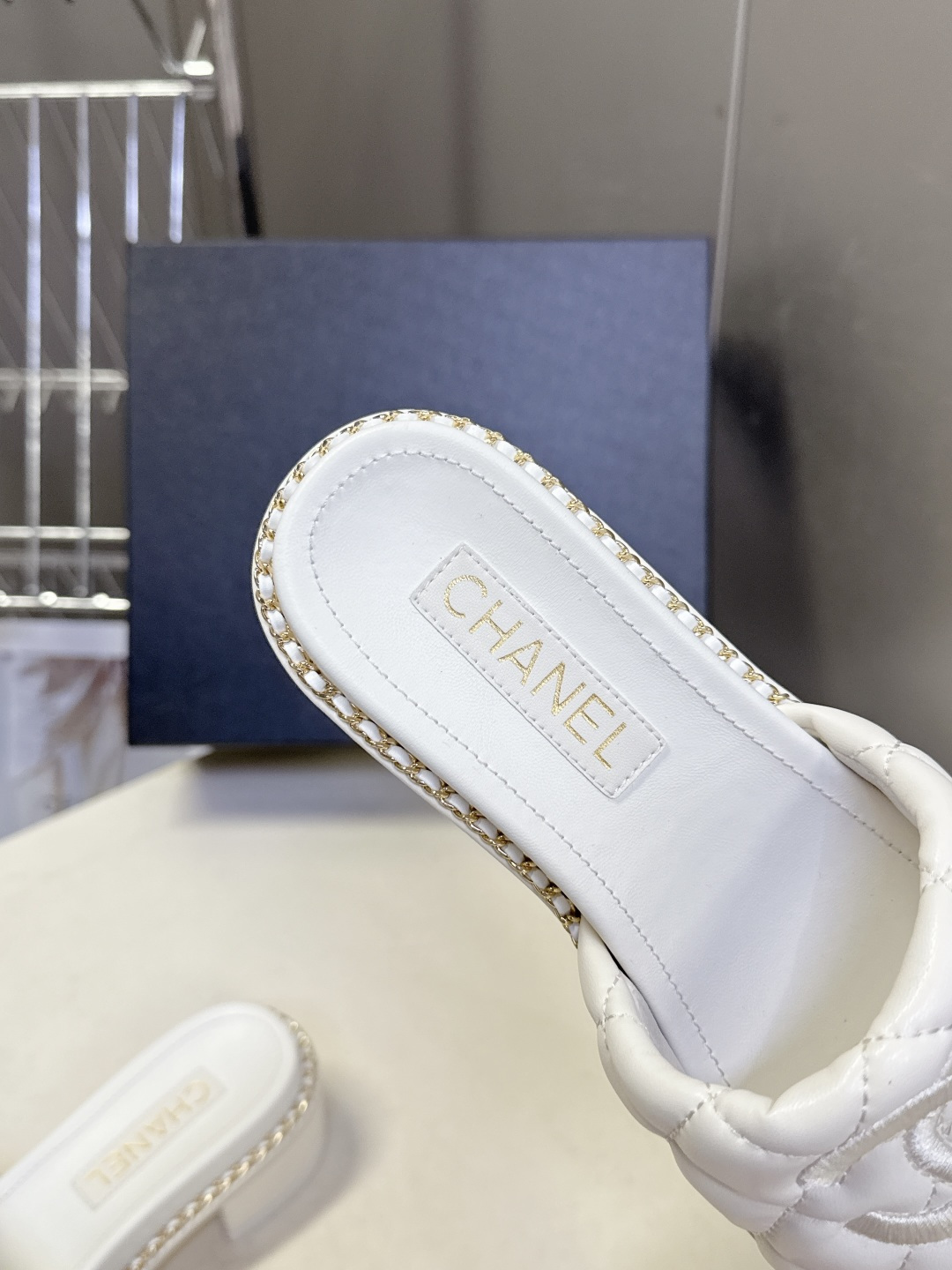 CHANEL香奈儿春夏最新款菱格纹双C粗跟凉拖超多明星网红种草 鞋面采用经典菱格绗缝工艺，是香奈儿的标志