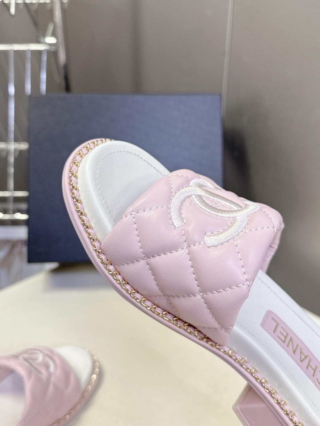 CHANEL香奈儿春夏最新款菱格纹双C粗跟凉拖超多明星网红种草 鞋面采用经典菱格绗缝工艺，是香奈儿的标志