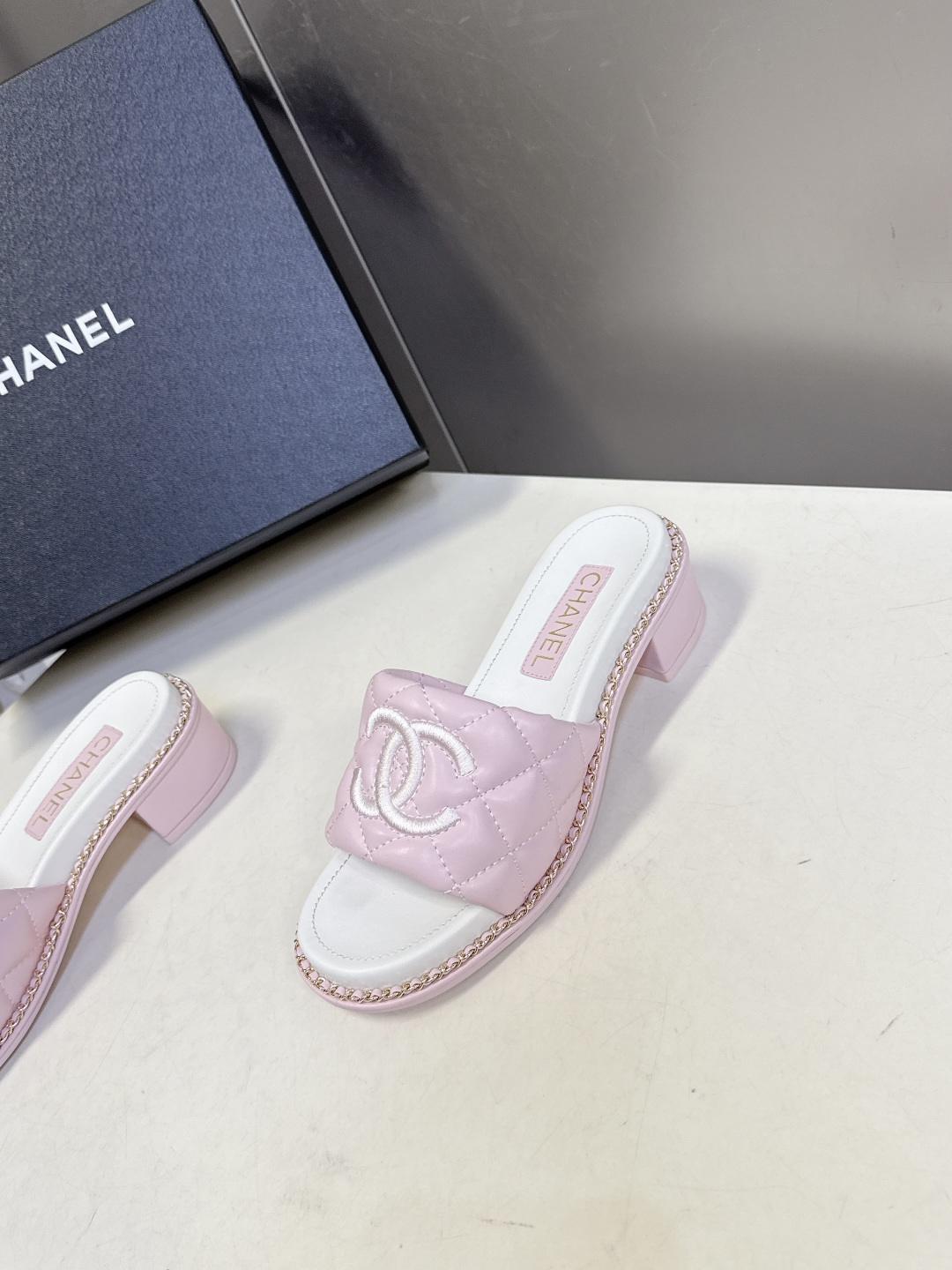 CHANEL香奈儿春夏最新款菱格纹双C粗跟凉拖超多明星网红种草 鞋面采用经典菱格绗缝工艺，是香奈儿的标志