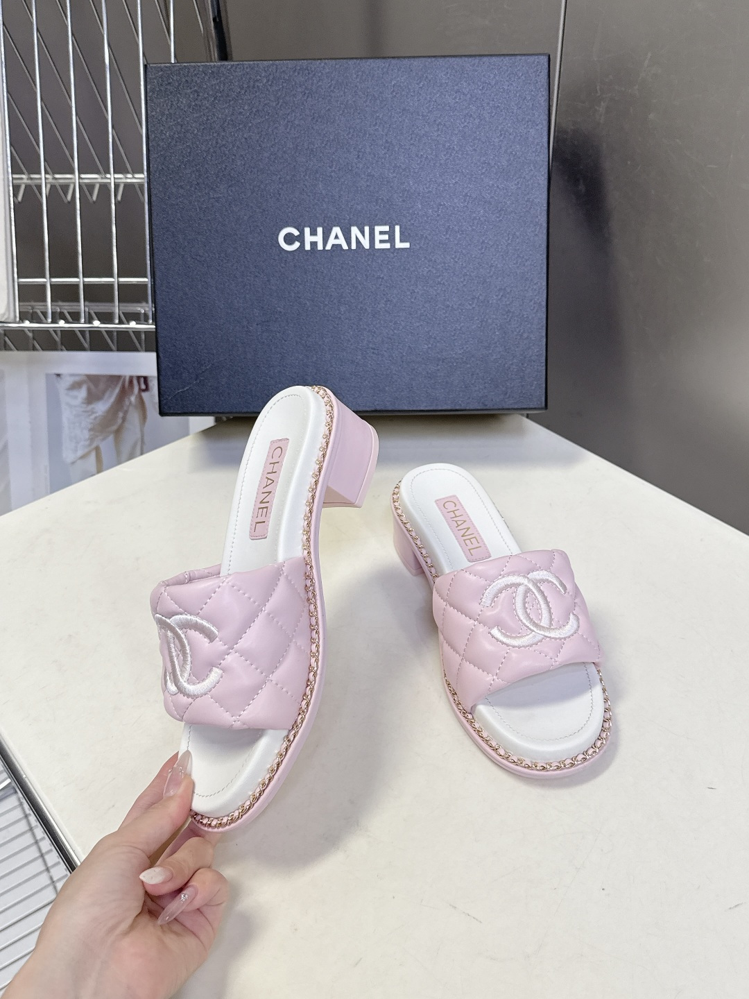 CHANEL香奈儿春夏最新款菱格纹双C粗跟凉拖超多明星网红种草 鞋面采用经典菱格绗缝工艺，是香奈儿的标志