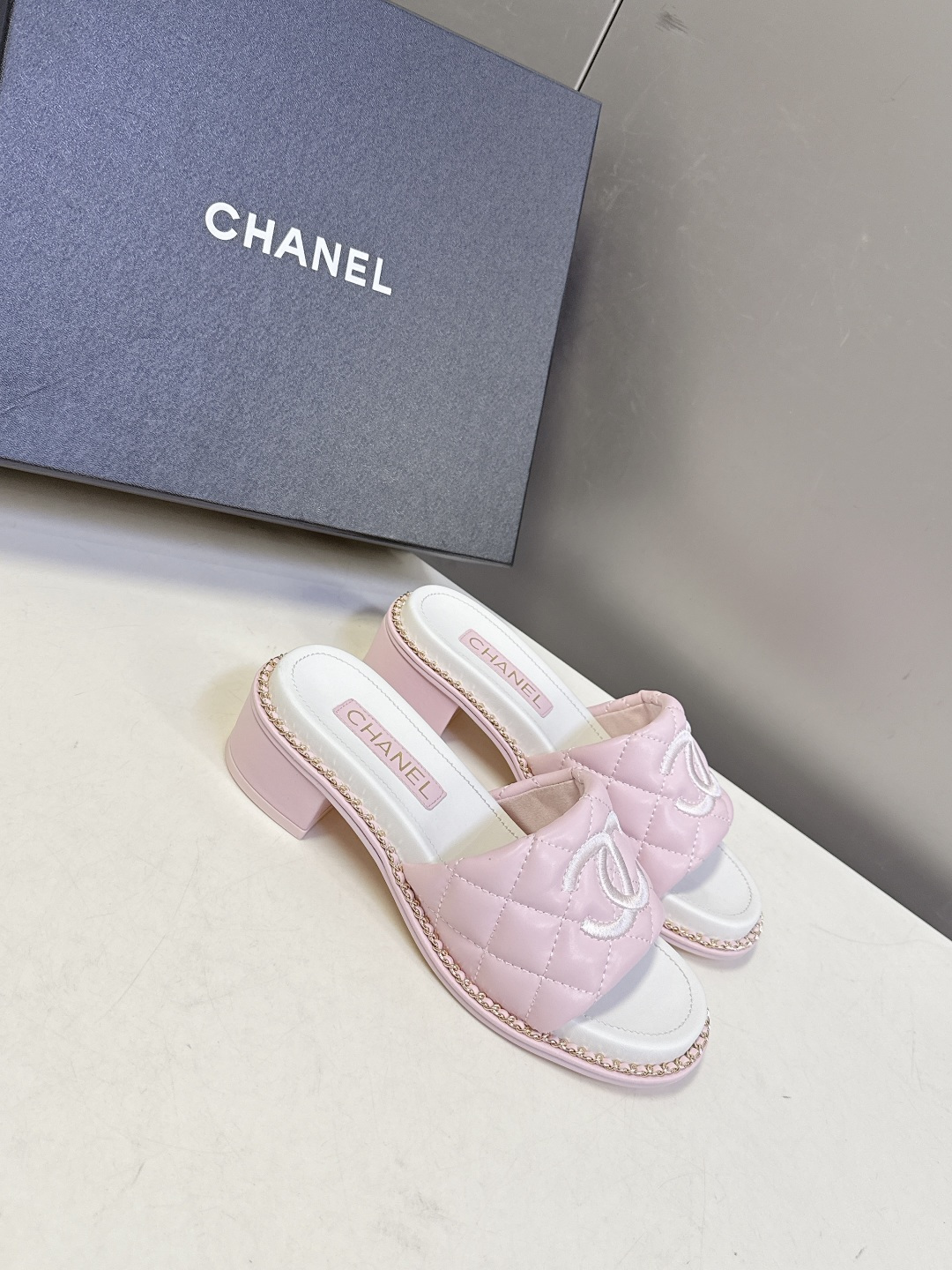 CHANEL香奈儿春夏最新款菱格纹双C粗跟凉拖超多明星网红种草 鞋面采用经典菱格绗缝工艺，是香奈儿的标志