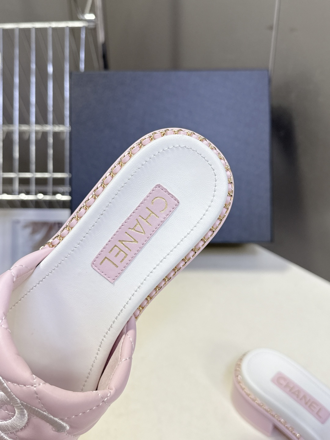 CHANEL香奈儿春夏最新款菱格纹双C粗跟凉拖超多明星网红种草 鞋面采用经典菱格绗缝工艺，是香奈儿的标志