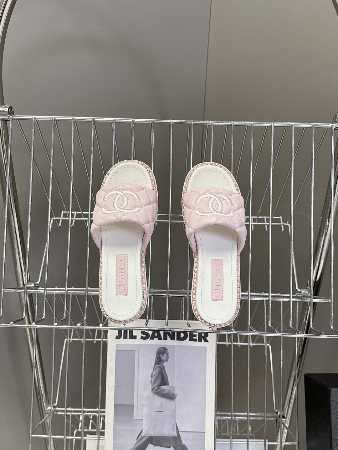 CHANEL香奈儿春夏最新款菱格纹双C粗跟凉拖超多明星网红种草 鞋面采用经典菱格绗缝工艺，是香奈儿的标志