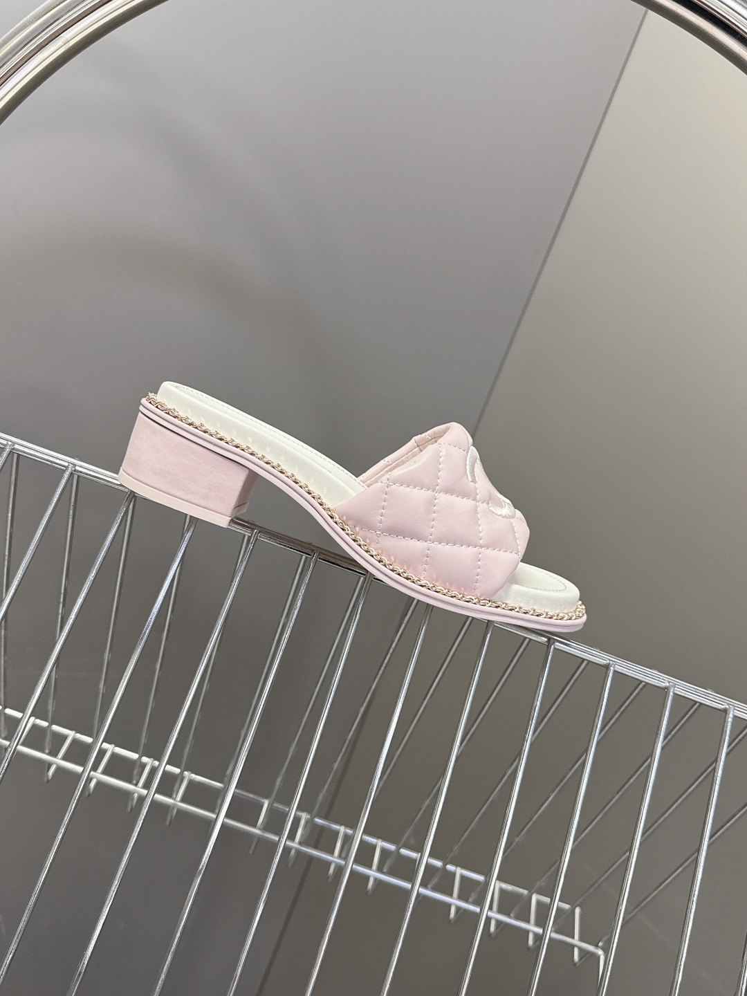 CHANEL香奈儿春夏最新款菱格纹双C粗跟凉拖超多明星网红种草 鞋面采用经典菱格绗缝工艺，是香奈儿的标志