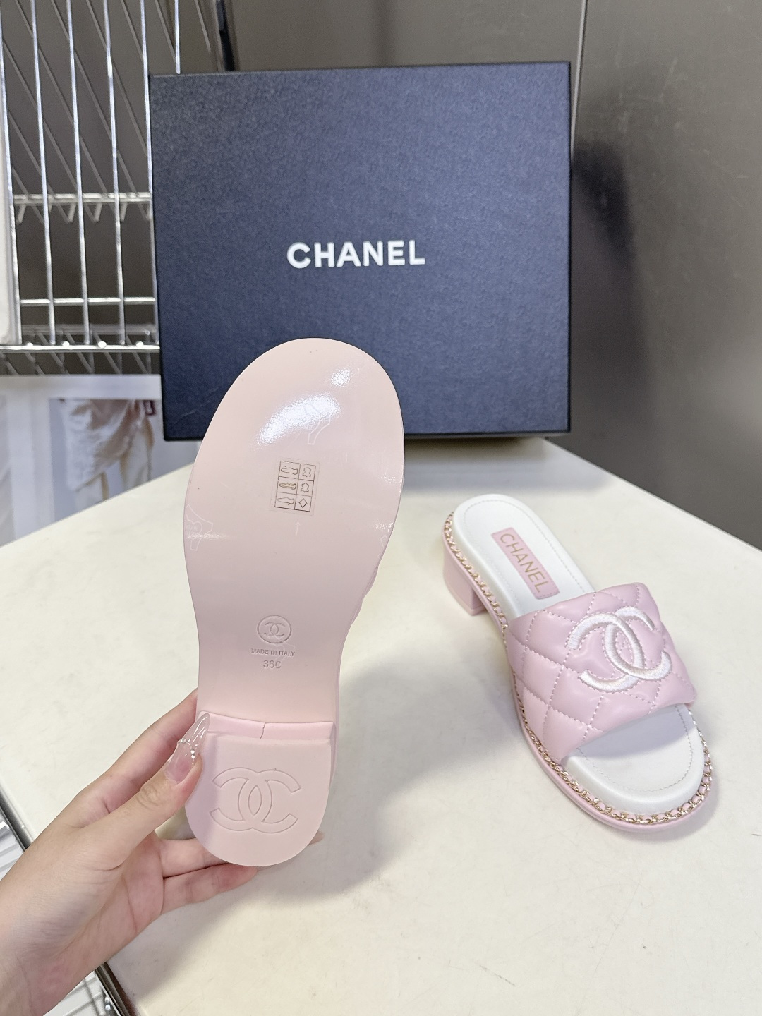 CHANEL香奈儿春夏最新款菱格纹双C粗跟凉拖超多明星网红种草 鞋面采用经典菱格绗缝工艺，是香奈儿的标志