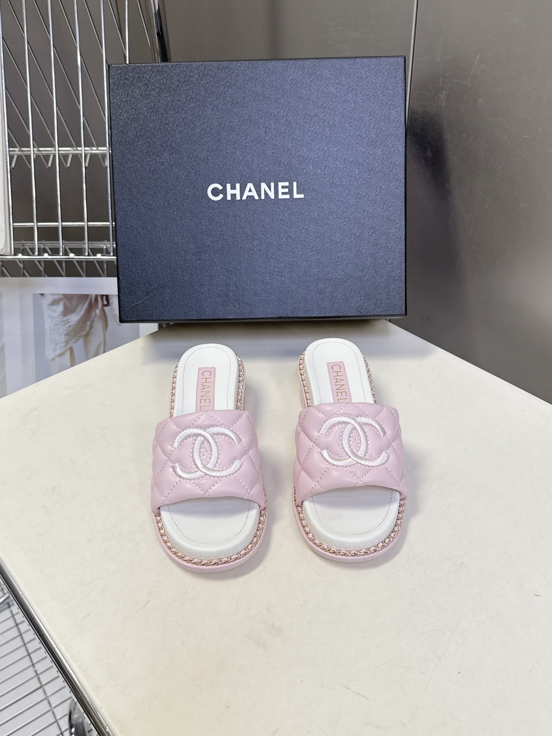 CHANEL香奈儿春夏最新款菱格纹双C粗跟凉拖超多明星网红种草 鞋面采用经典菱格绗缝工艺，是香奈儿的标志