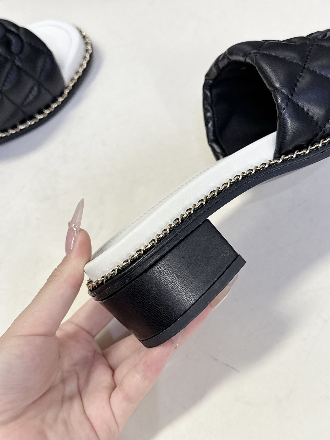 CHANEL香奈儿春夏最新款菱格纹双C粗跟凉拖超多明星网红种草 鞋面采用经典菱格绗缝工艺，是香奈儿的标志