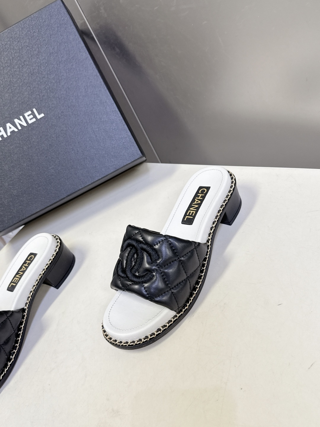 CHANEL香奈儿春夏最新款菱格纹双C粗跟凉拖超多明星网红种草 鞋面采用经典菱格绗缝工艺，是香奈儿的标志