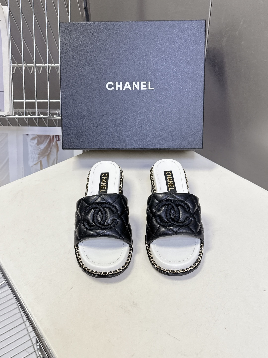 CHANEL香奈儿春夏最新款菱格纹双C粗跟凉拖超多明星网红种草 鞋面采用经典菱格绗缝工艺，是香奈儿的标志