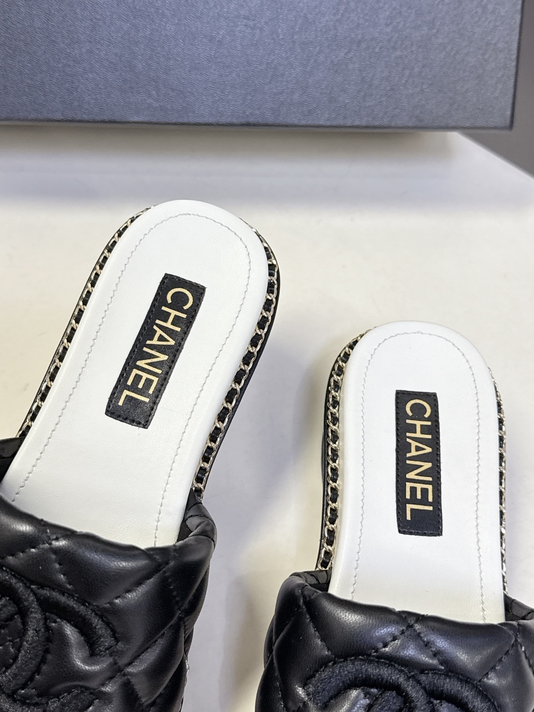 CHANEL香奈儿春夏最新款菱格纹双C粗跟凉拖超多明星网红种草 鞋面采用经典菱格绗缝工艺，是香奈儿的标志