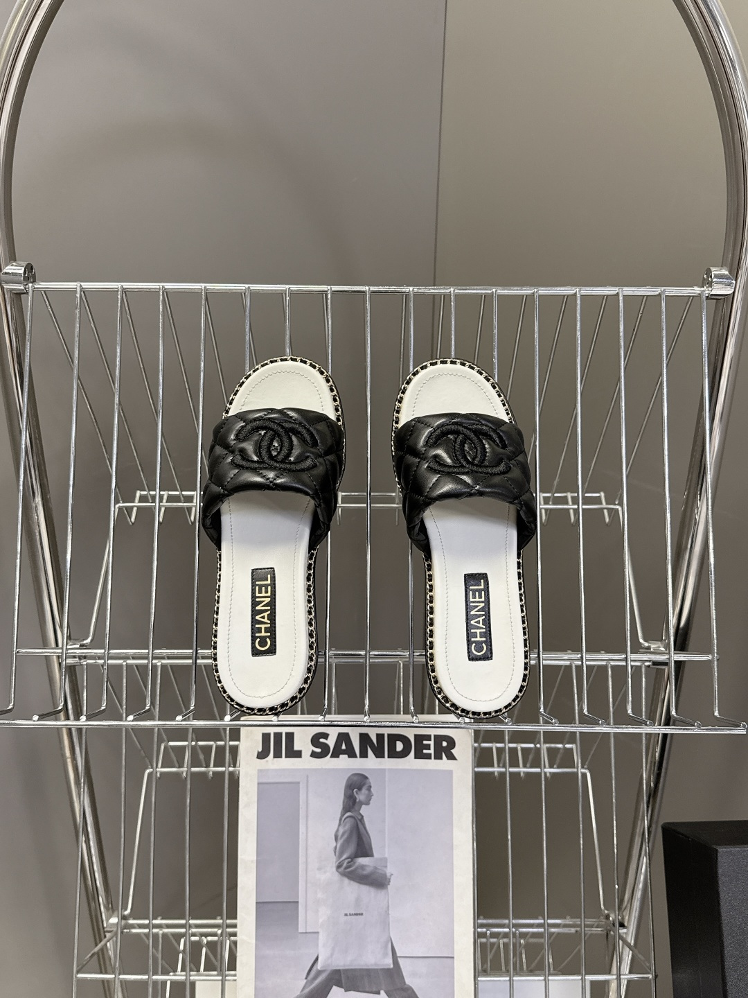 CHANEL香奈儿春夏最新款菱格纹双C粗跟凉拖超多明星网红种草 鞋面采用经典菱格绗缝工艺，是香奈儿的标志