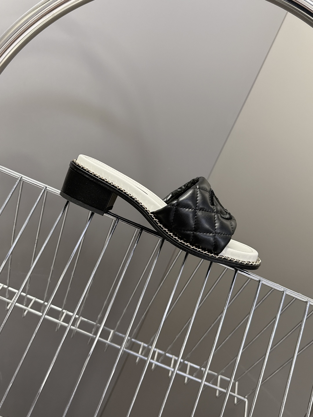 CHANEL香奈儿春夏最新款菱格纹双C粗跟凉拖超多明星网红种草 鞋面采用经典菱格绗缝工艺，是香奈儿的标志