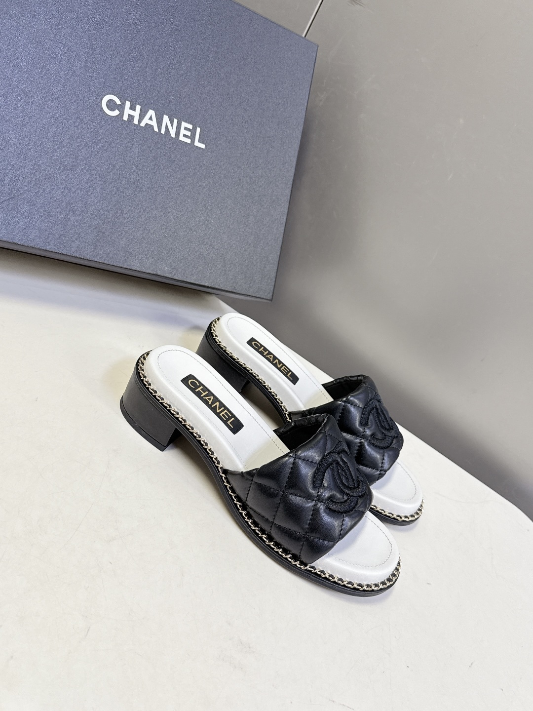 CHANEL香奈儿春夏最新款菱格纹双C粗跟凉拖超多明星网红种草 鞋面采用经典菱格绗缝工艺，是香奈儿的标志