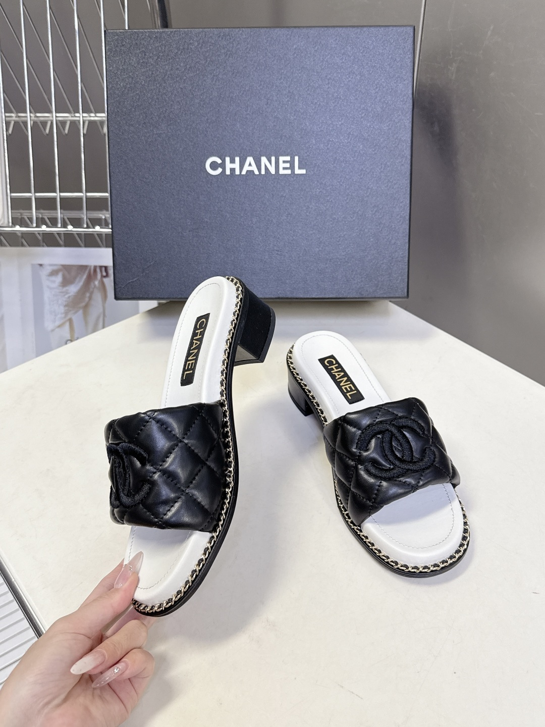 CHANEL香奈儿春夏最新款菱格纹双C粗跟凉拖超多明星网红种草 鞋面采用经典菱格绗缝工艺，是香奈儿的标志