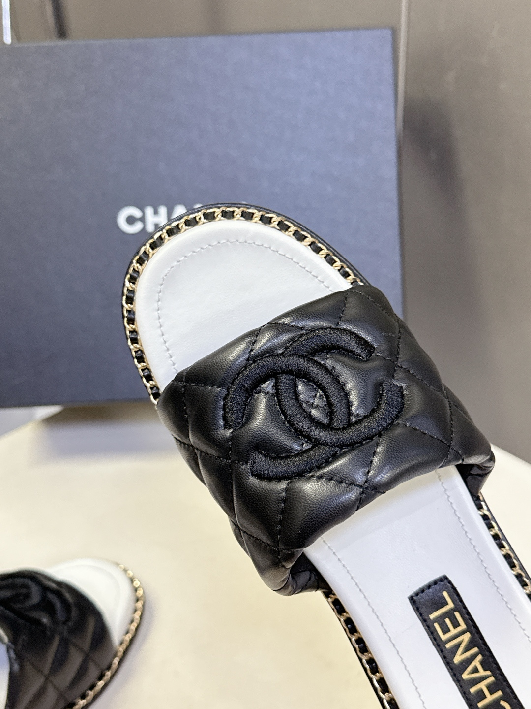 CHANEL香奈儿春夏最新款菱格纹双C粗跟凉拖超多明星网红种草 鞋面采用经典菱格绗缝工艺，是香奈儿的标志