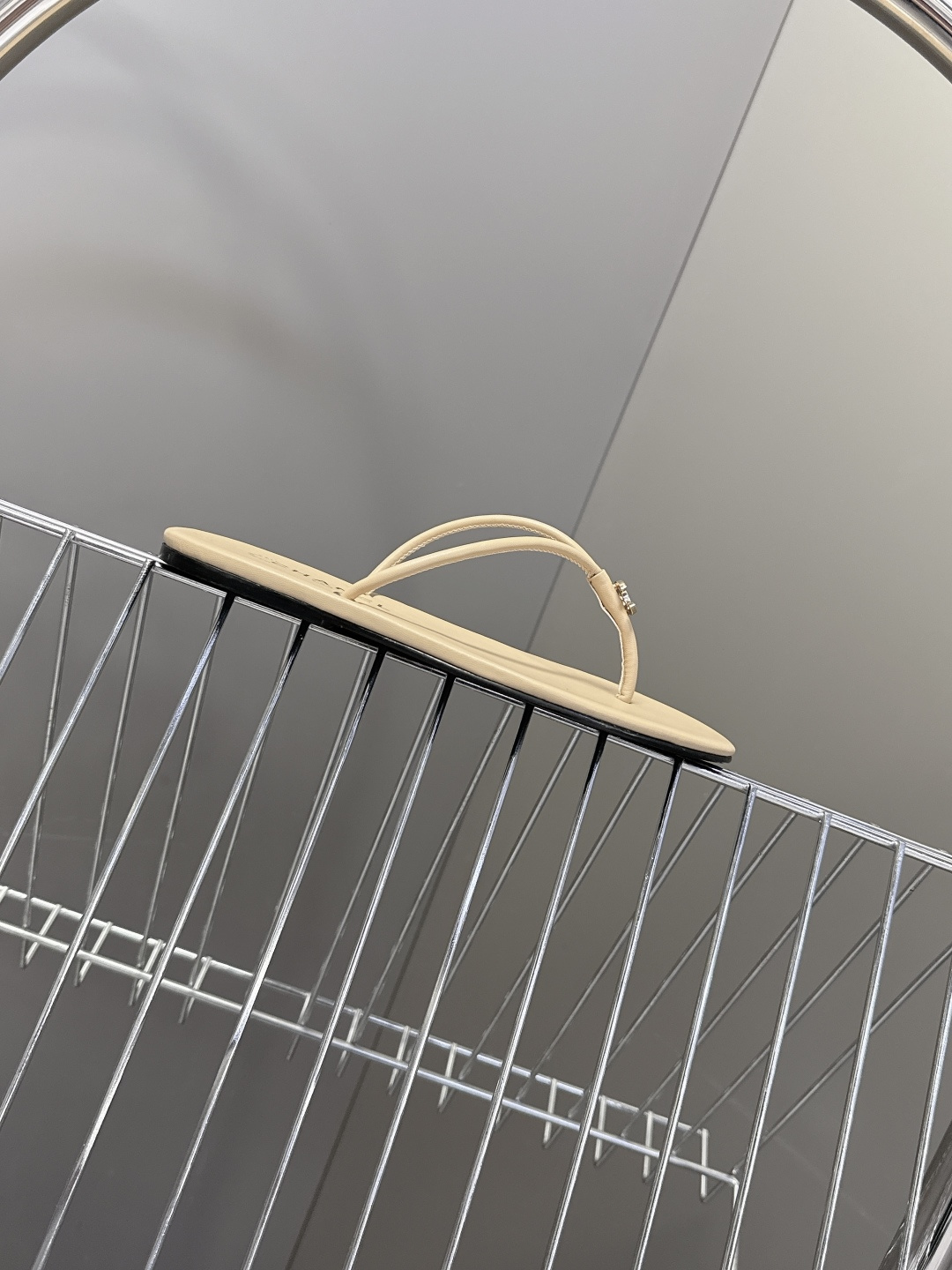 CHANEL香奈儿26s春夏最新款双C人字拖 超多明星时尚博主种草 融合了香奈儿的法式优雅与人字拖的休闲