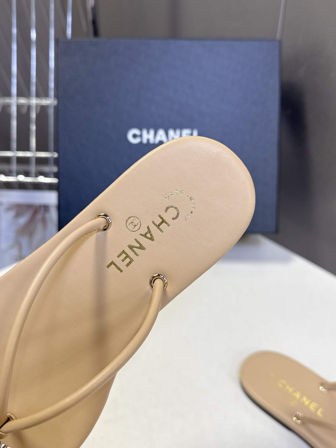 CHANEL香奈儿26s春夏最新款双C人字拖 超多明星时尚博主种草 融合了香奈儿的法式优雅与人字拖的休闲