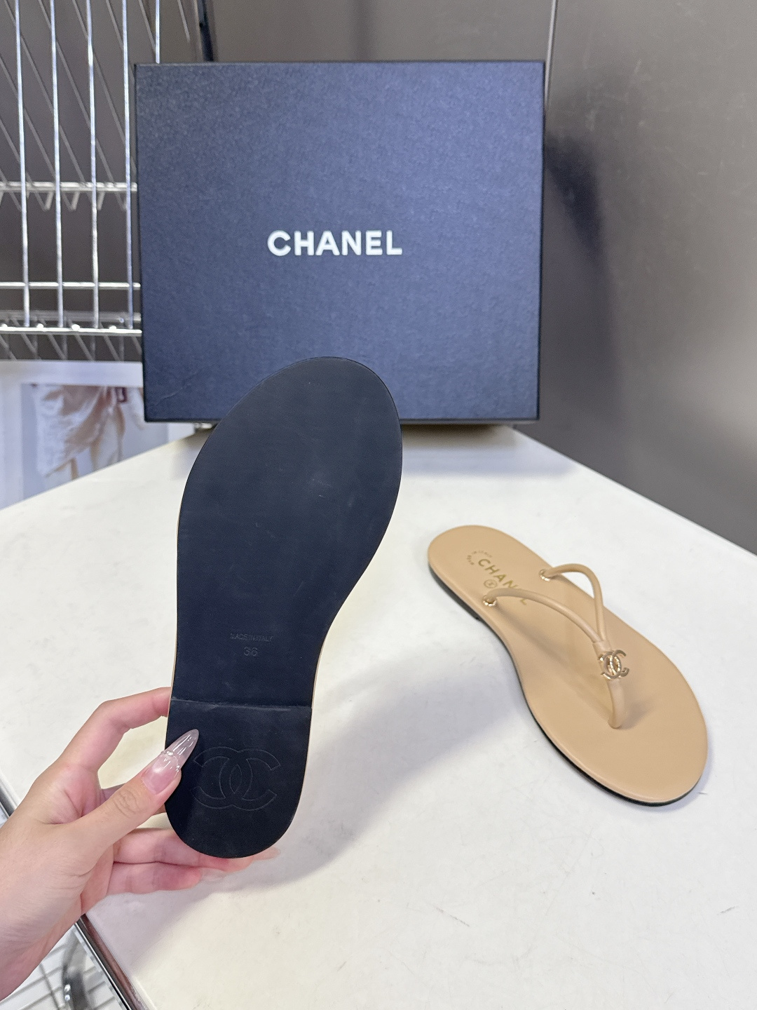 CHANEL香奈儿26s春夏最新款双C人字拖 超多明星时尚博主种草 融合了香奈儿的法式优雅与人字拖的休闲