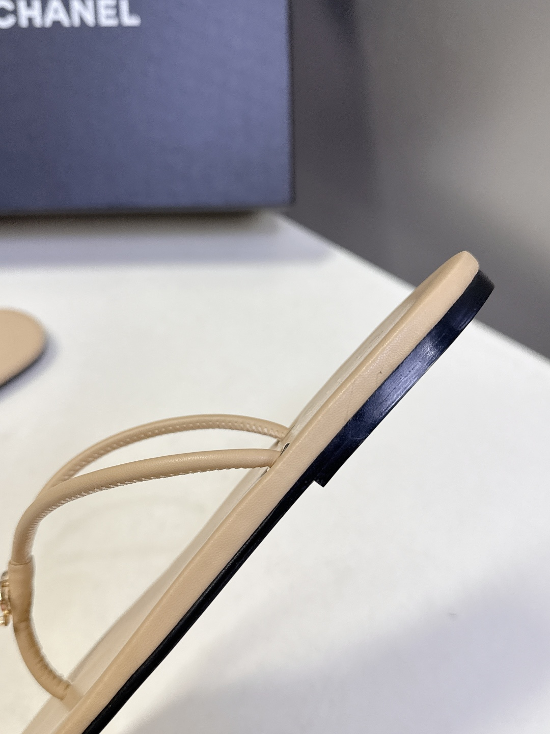 CHANEL香奈儿26s春夏最新款双C人字拖 超多明星时尚博主种草 融合了香奈儿的法式优雅与人字拖的休闲