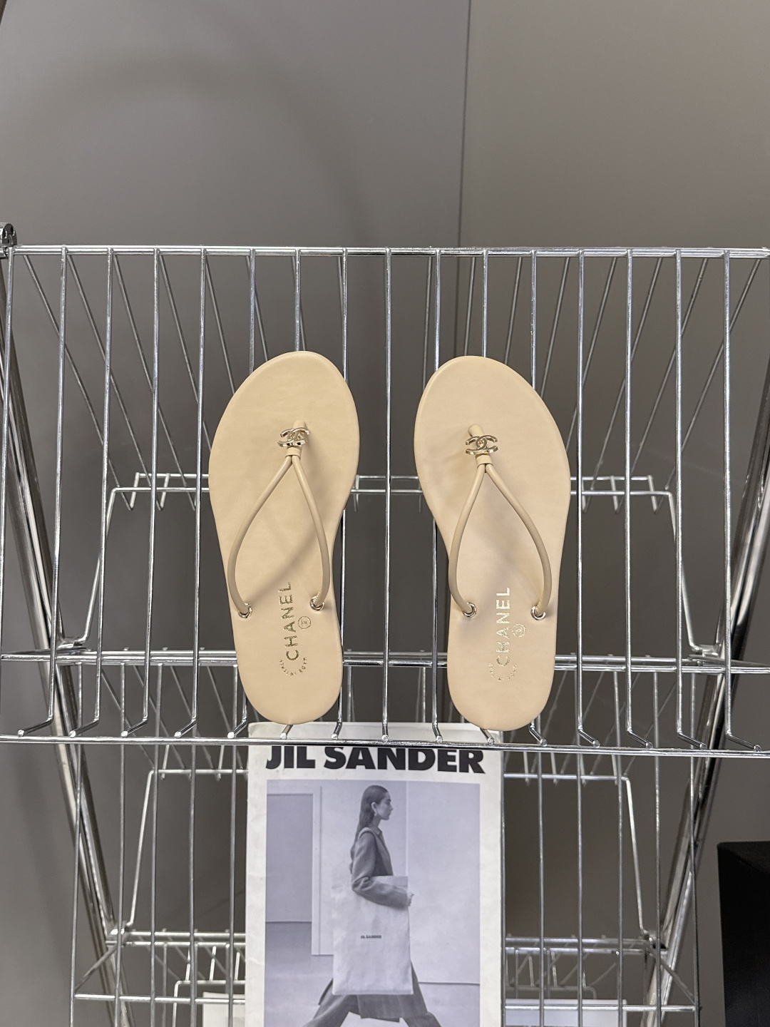 CHANEL香奈儿26s春夏最新款双C人字拖 超多明星时尚博主种草 融合了香奈儿的法式优雅与人字拖的休闲