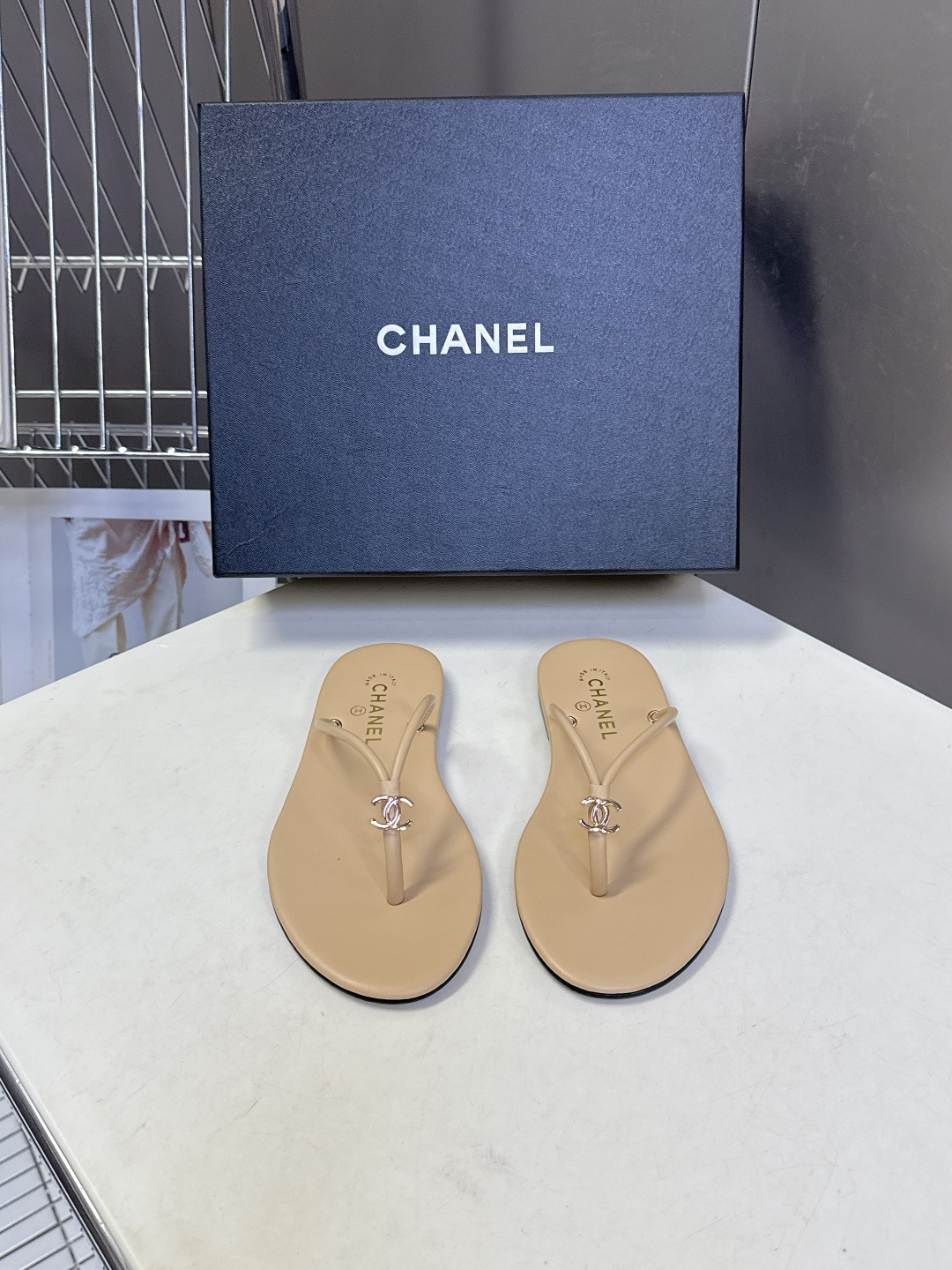 CHANEL香奈儿26s春夏最新款双C人字拖 超多明星时尚博主种草 融合了香奈儿的法式优雅与人字拖的休闲