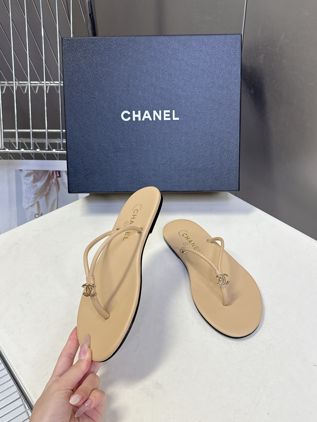 CHANEL香奈儿26s春夏最新款双C人字拖 超多明星时尚博主种草 融合了香奈儿的法式优雅与人字拖的休闲