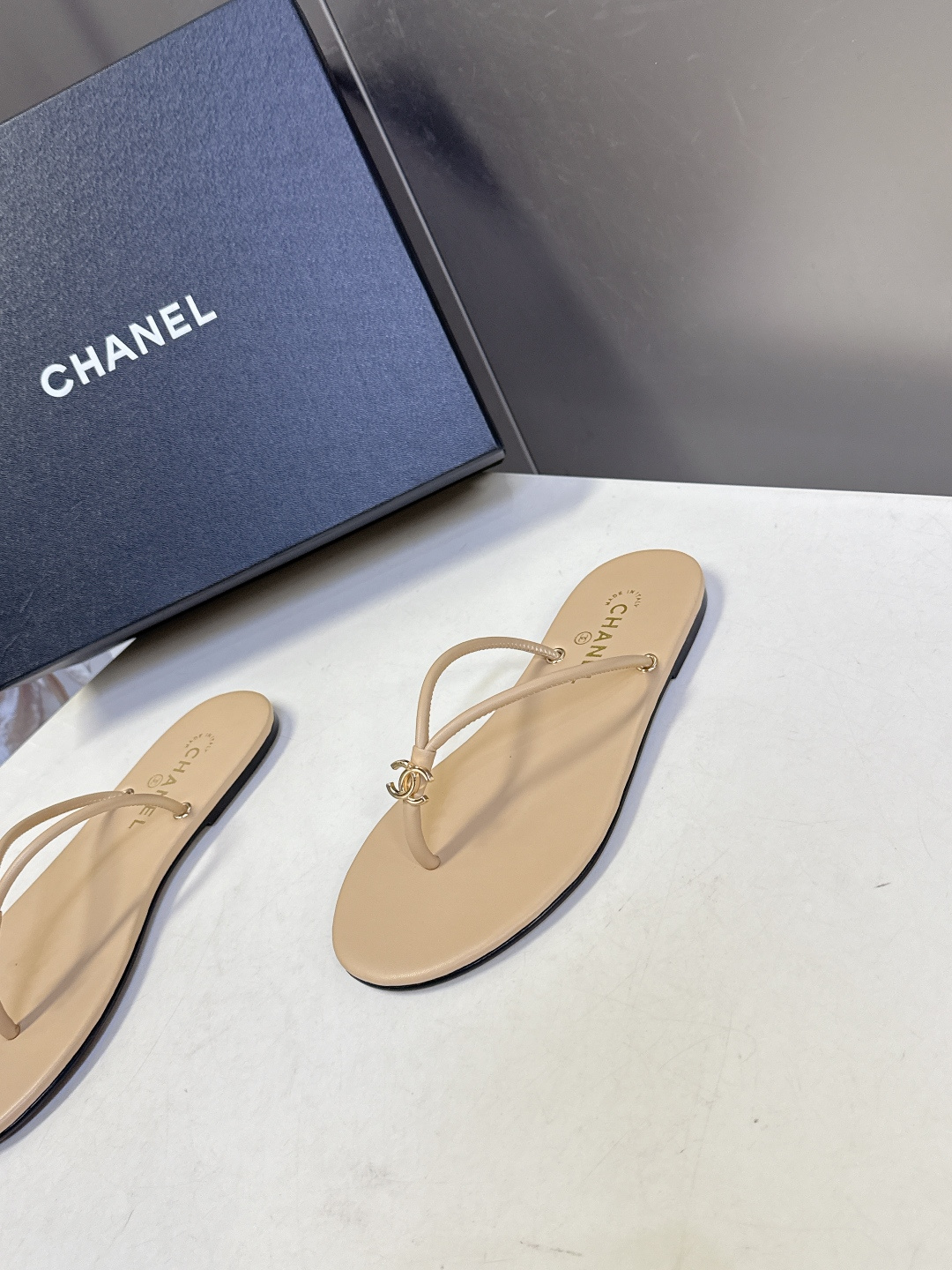 CHANEL香奈儿26s春夏最新款双C人字拖 超多明星时尚博主种草 融合了香奈儿的法式优雅与人字拖的休闲